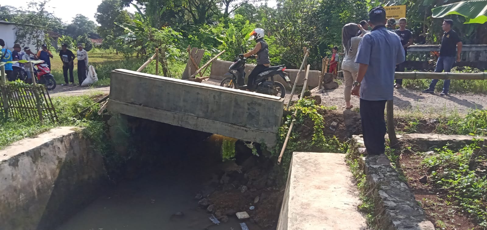 Kades Jati & Camat Cipunagara Tinjau Jembatan Yang Ambruk