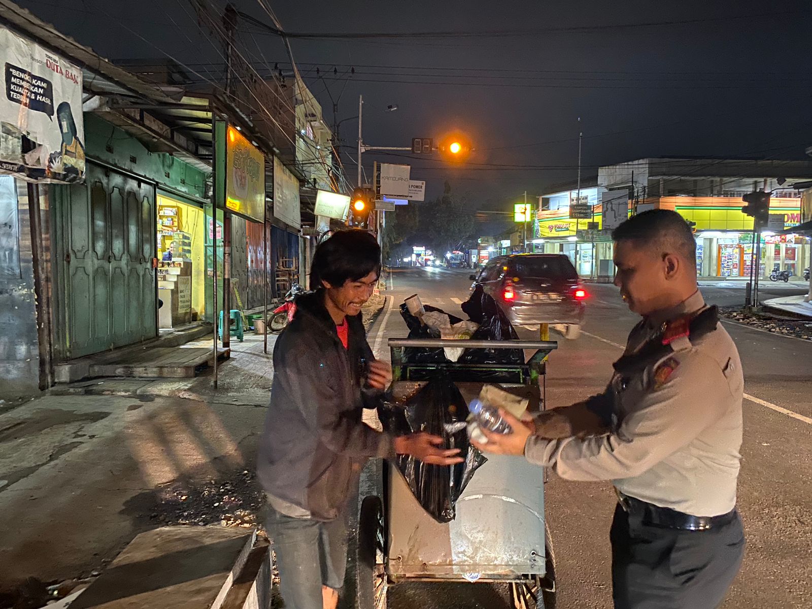 Mahasiswa STIK Baksos Bagikan Makan Sahur1