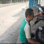 Patut Dicontoh, Kades Mayangan Isi Waktu Luangnya Jadi Montir