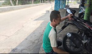 Patut Dicontoh, Kades Mayangan Isi Waktu Luangnya Jadi Montir