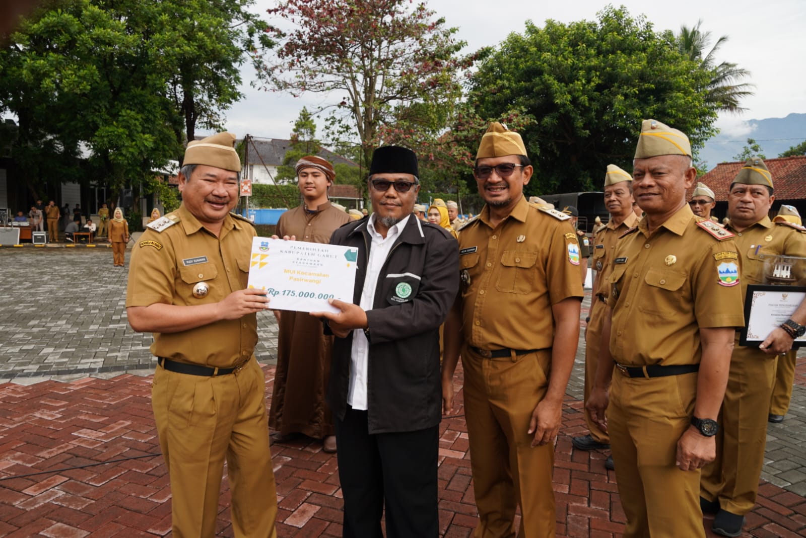 Pemkab Garut Serahkan Bantuan Hibah Keagamaan1