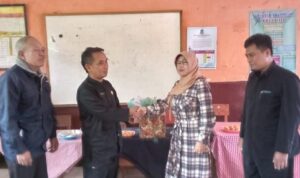 Pisah Sambut Kepsek SDN 1 Mekarasih Diwarnai Isak Tangis Pisah Sambut Kepsek SDN 1 Mekarasih Diwarnai Isak Tangis