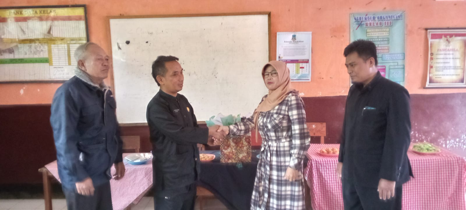 Pisah Sambut Kepsek SDN 1 Mekarasih Diwarnai Isak Tangis