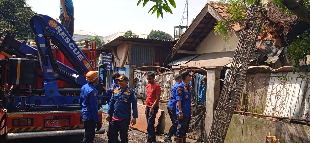 Regu Rescue Diskar PB Kota Bandung Evakuasi Pohon Tumbang1