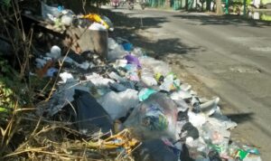 Sampah di TPS Jalan Hasan Arif Garut Berantakan, Diduga Ganggu Lalulintas Sampah di TPS Jalan Hasan Arif Garut Berantakan, Diduga Ganggu Lalulintas