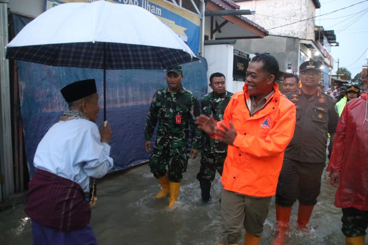 Tak Ingin Warga Kelaparan, Kang Jimat Tinjau Langsung Kondisi Warga Terdampak Banjir di Ciasem & Blanakan1