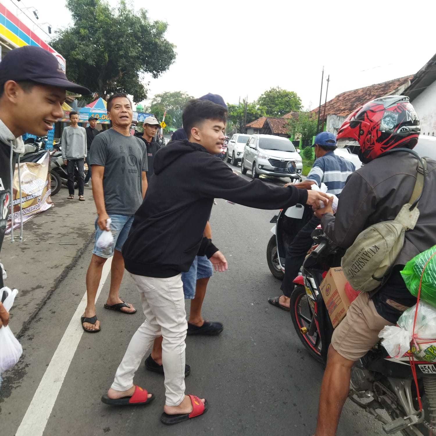 Buru Keberkahan Ramadhan, Karang Taruna Tanjung Wangi & Ormas Brigez Berbagi Takjil1