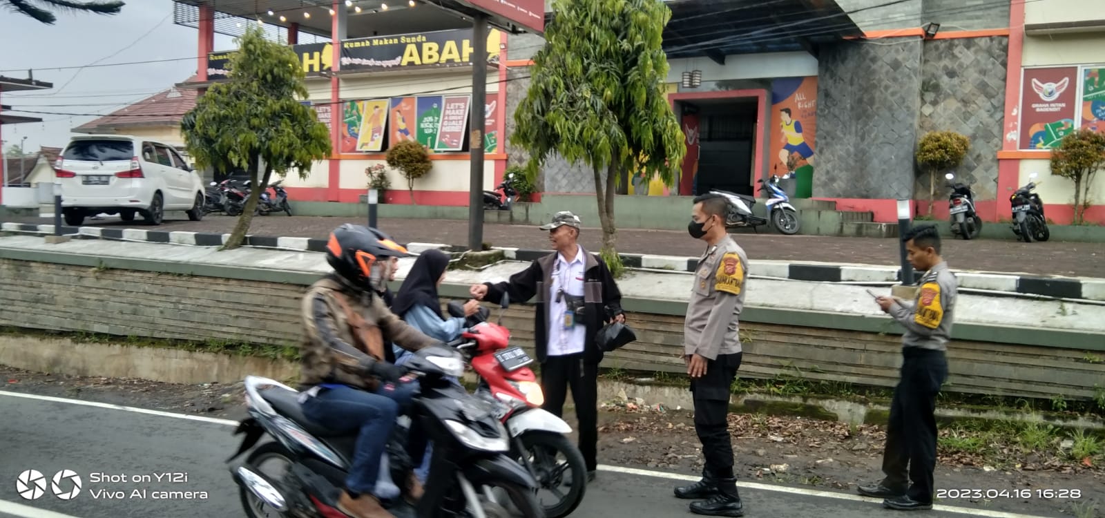 IWOI Garut Kolaborasi Forkopimcam Banyuresmi Gelar Safari Ramadhan Berbagi Takjil1