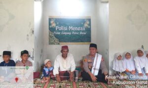Momen Bulan Suci Ramadhan, Kapolsek Cikajang Rutin Gelar Pengajian dan Bagi-Bagi Al-quran