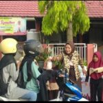 SDN Tambak Gelar Giat Bubos ke 7 Berbagi Takjil dan Rantang Cinta