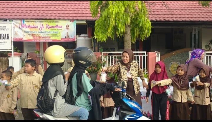 SDN Tambak Gelar Giat Bubos ke 7 Berbagi Takjil dan Rantang Cinta