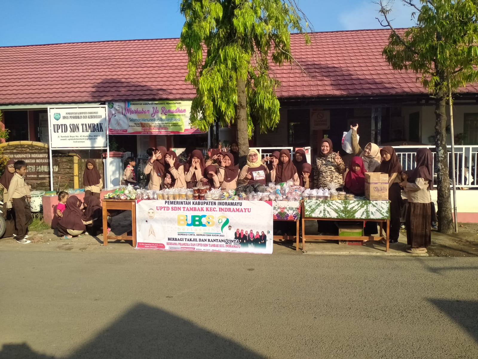 SDN Tambak Gelar Giat Bubos ke 7 Berbagi Takjil dan Rantang Cinta1