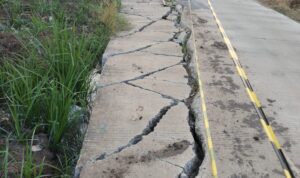 Alat Berat Rusak Jalan Warga, PT Waskita/BRP Diminta Segera Bertanggungjawab Alat Berat Rusak Jalan Warga, PT Waskita/BRP Diminta Segera Bertanggungjawab