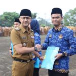 Kang Hengki Serahkan 105 SK CPNS dan 104 SK PPPK KBB
