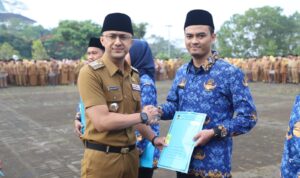 Kang Hengki Serahkan 105 SK CPNS dan 104 SK PPPK KBB