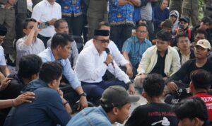 Prof. Zudan Temui Mahasiswa Pendemo Duduk Sejajar Serap Aspirasi