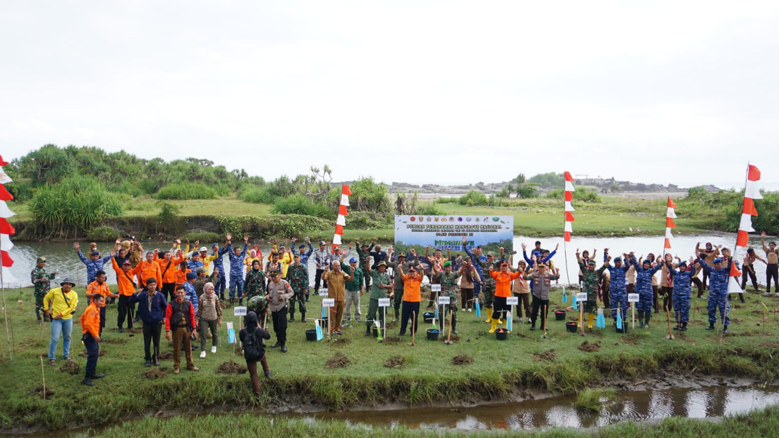 Sekda Garut Hadiri Puncak Penanaman Pohon Mangrove Nasional di Pantai Karang Paranje1