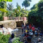Terancam Putus, Warga Toyangan Gotong Royong Benahi Jembatan