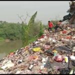 Tumpukan Sampah di Bantaran Sungai CBL Cemari Lingkungan