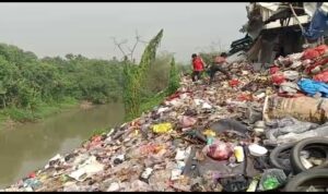 Tumpukan Sampah di Bantaran Sungai CBL Cemari Lingkungan