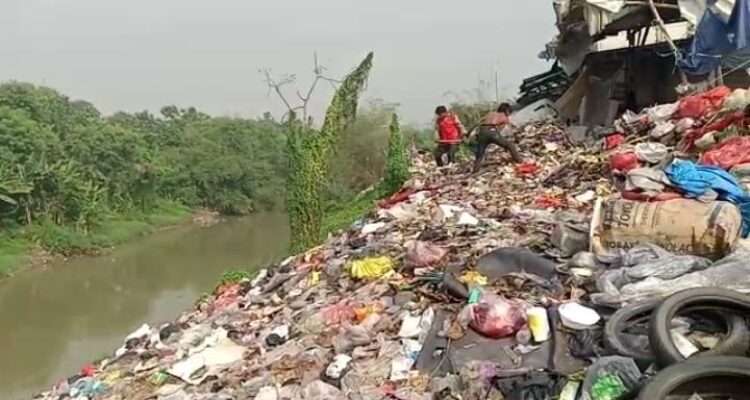 Tumpukan Sampah di Bantaran Sungai CBL Cemari Lingkungan