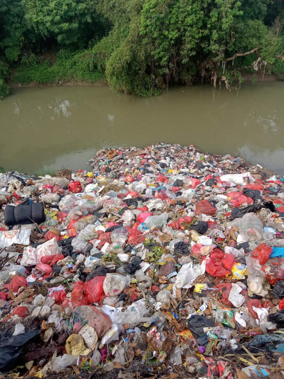 Tumpukan Sampah di Bantaran Sungai CBL Cemari Lingkungan1
