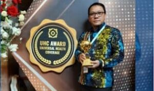 Walikota Metro Terima Penghargaan UHC BPJS Walikota Metro Terima Penghargaan UHC BPJS