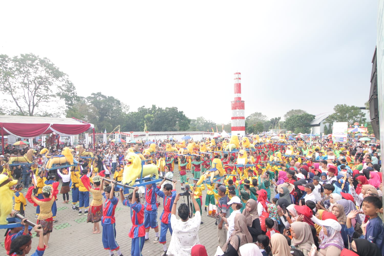 Pagelaran Sisingaan Terbanyak Sepanjang Sejarah Meriahkan HUT Kab. Subang Ke-75