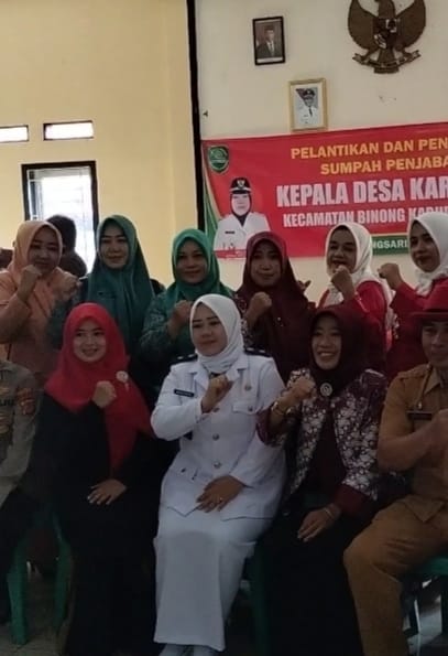 Camat Binong Lantik PAW Kades Karangsari dan Pjs Kades Binong1