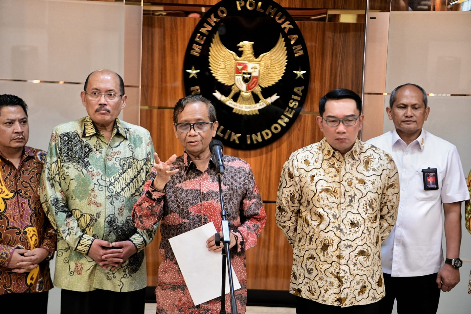 Ridwan Kamil Serahkan Laporan Tim Investigasi Ponpes Al Zaytun ke Menko Polhukam1