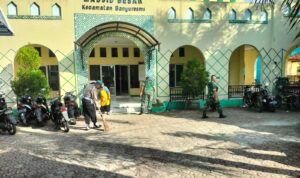 Anggota Polsek & Koramil Banyuresmi Giat Peduli Lingkungan di Halaman Masjid Besar
