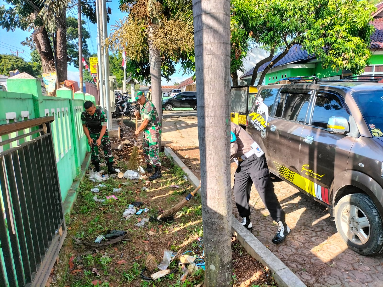 Anggota Polsek & Koramil Banyuresmi Giat Peduli Lingkungan di Halaman Masjid Besar1