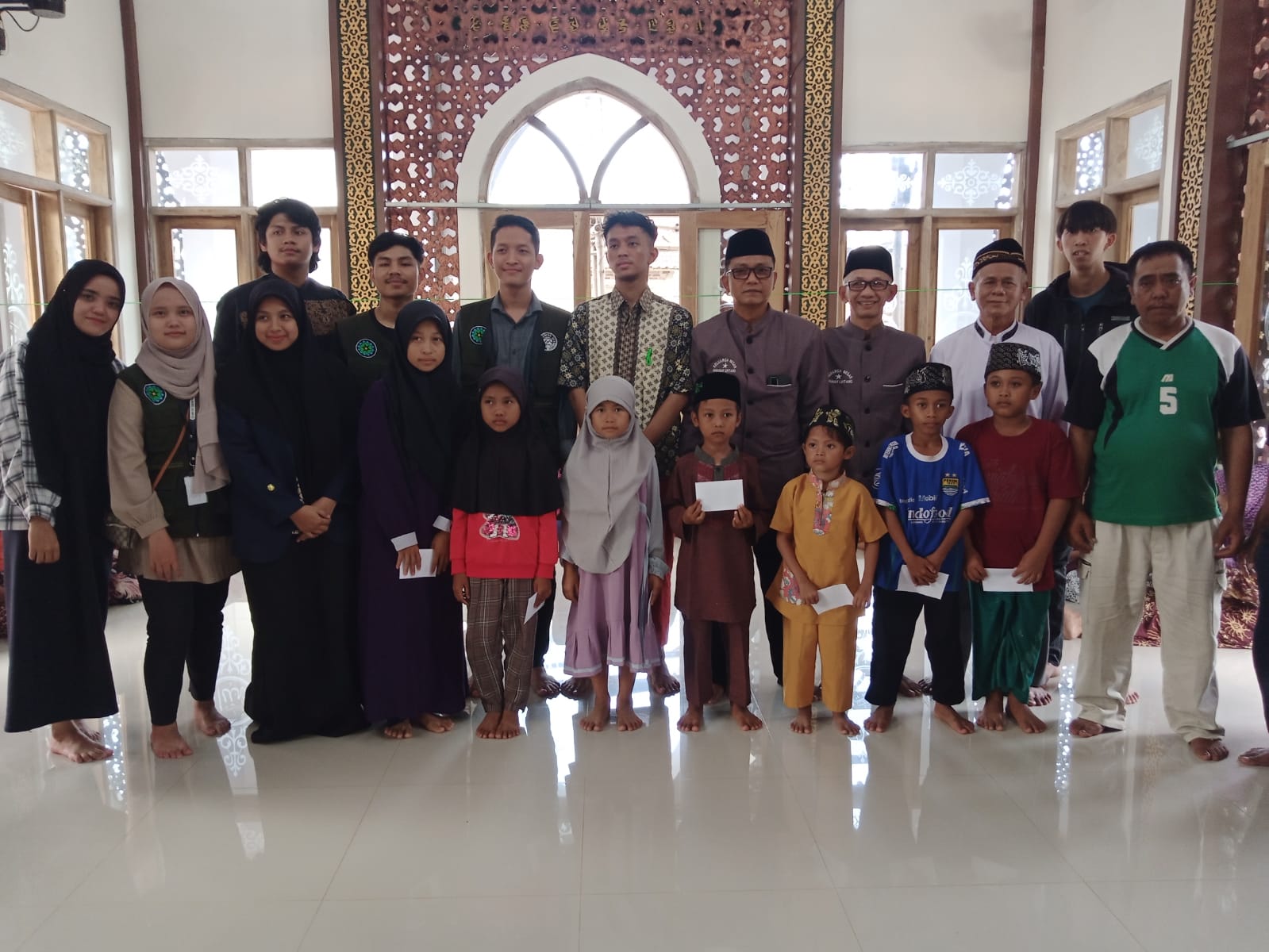 Keluaraga Besar Amanah Lintang Bersama Mahasiswa UIN Sunan Gunung Djati Santuni Yatim dan Dhuafa