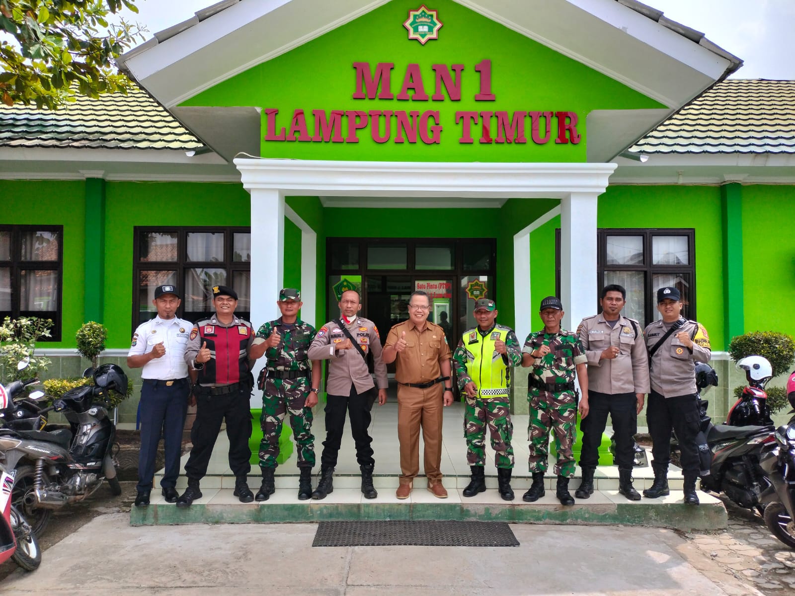 Ketua DPRD Lamtim Daftarkan Sekolah Anaknya di MAN 1 Lamtim