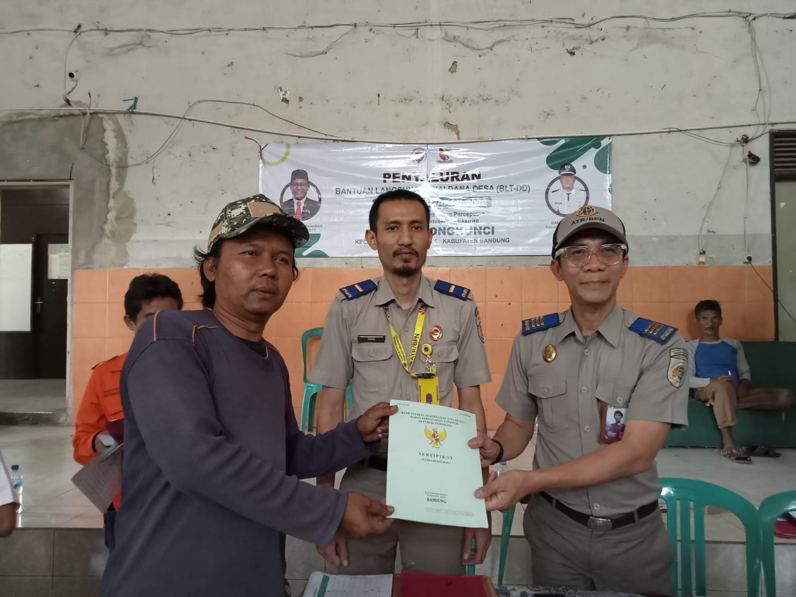 Danu Bagikan Sertifikat Program PTSL Desa Bojongkunci