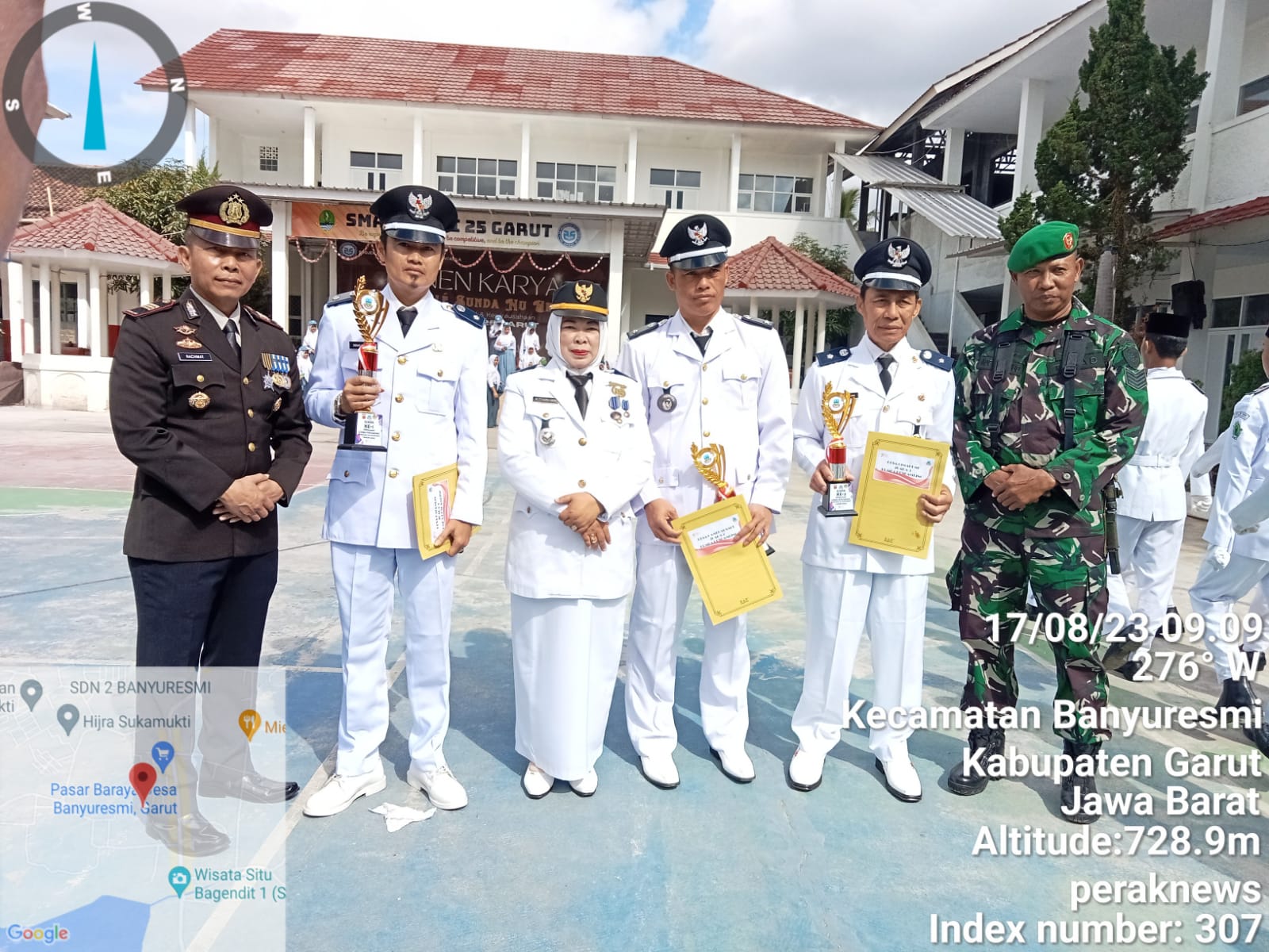 Forkopimcam Banyuresmi Bagikan Piala Juara Lomba Desa1