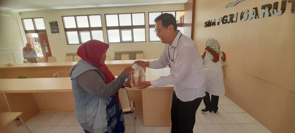Pendidik SMA PGRI Garut Berbagai Kepada Para Wali Murid