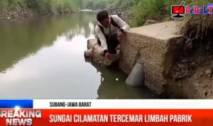 Diduga Tercemar Limbah Pabrik, Sungai Cilamatan Berwarna Hitam Pekat & Bau Menyengat