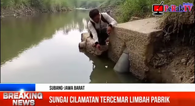 Diduga Tercemar Limbah Pabrik, Sungai Cilamatan Berwarna Hitam Pekat & Bau Menyengat
