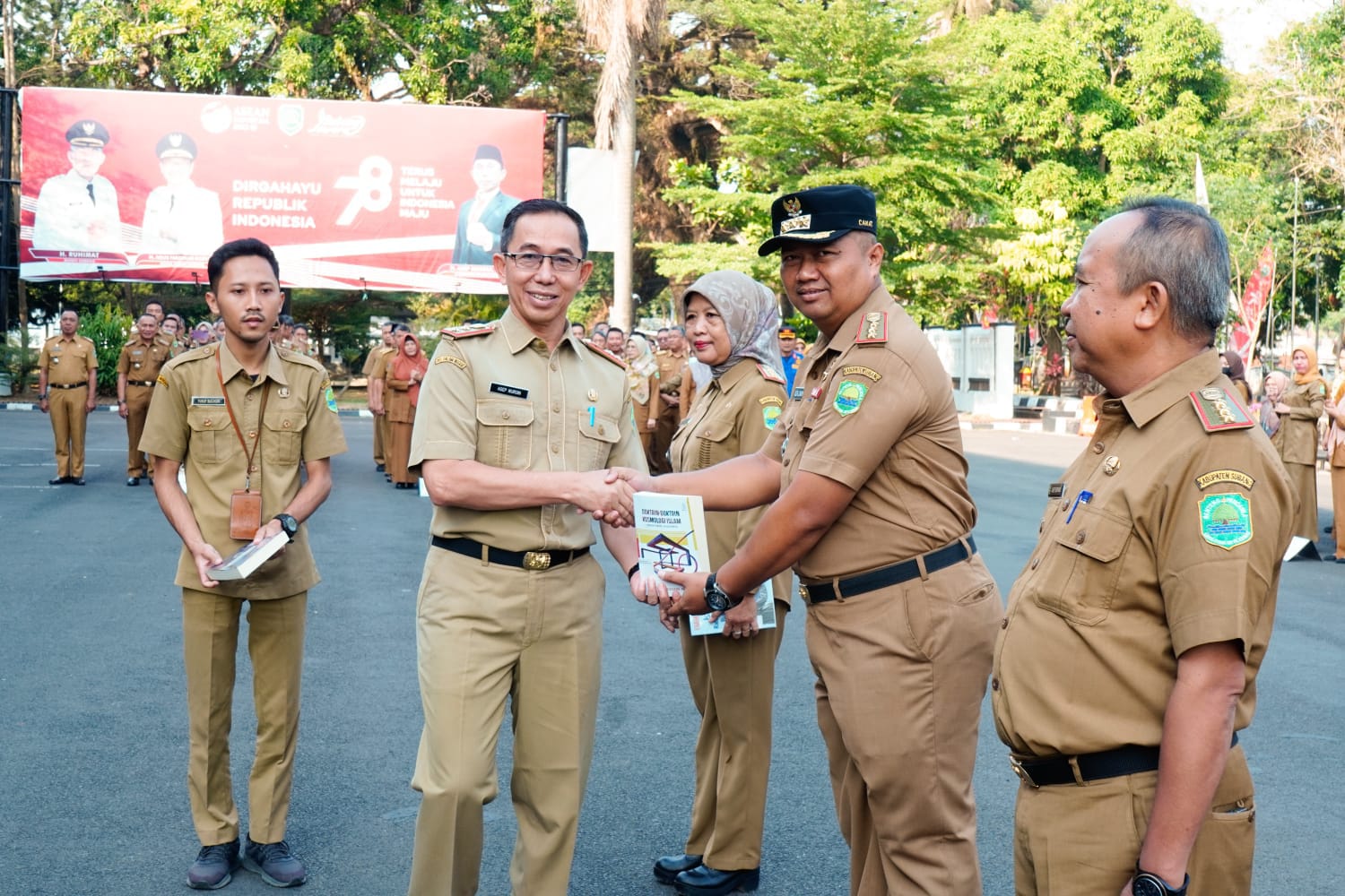 Pimpin Apel Pagi, Sekda Subang Serahkan Bantuan KOLECER