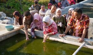 Bupati Indramayu Bersama Kadiskanla Berikan Bantuan Bagi 94 Pokdakan Senilai Rp2,1 Miliar