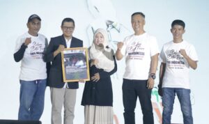 Detik-Detik Purna Tugas Wabup Subang, Dadang Metro Serahkan Karya Ekspresi IWOI Detik-Detik Purna Tugas Wabup Subang, Dadang Metro Serahkan Karya Ekspresi IWOI