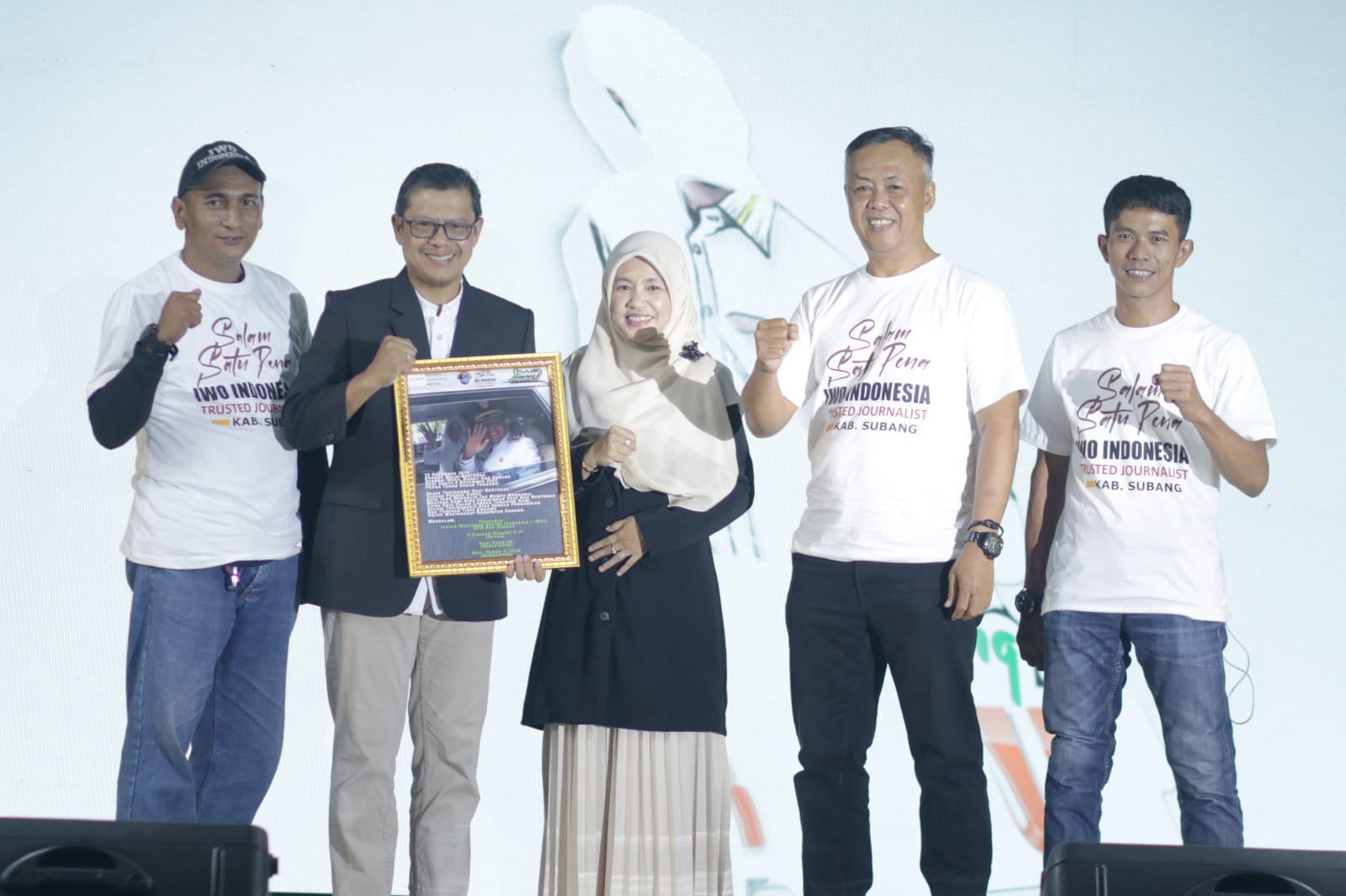 Detik-Detik Purna Tugas Wabup Subang, Dadang Metro Serahkan Karya Ekspresi IWOI