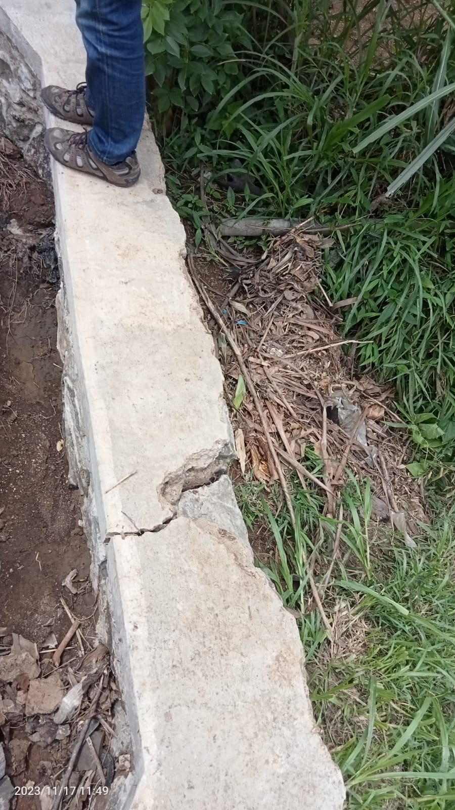 Diduga Korupsi, Bangunan TPT desa Padalarang Baru Dibangun Sudah Amburadul