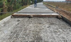 Diduga PT Pancarona Kerjakan Jalan Rigid Cicadas-Nanggerang Asal-Asalan