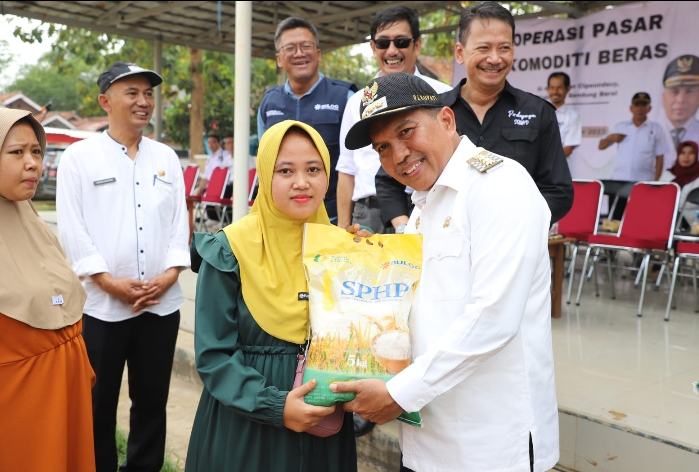 Pemerintah KBB dan Bulog, Menggelar Operasi Pasar Beras Murah