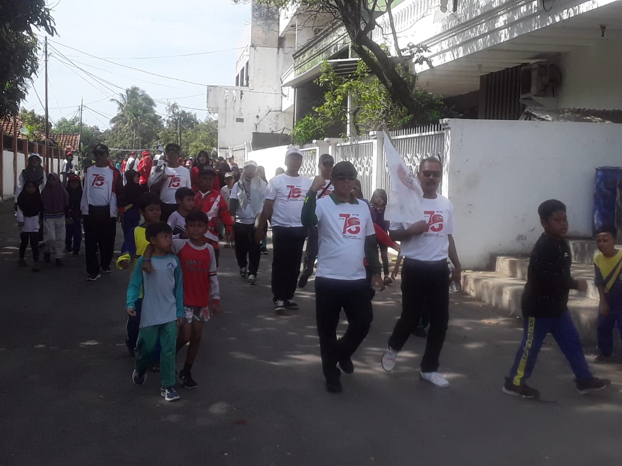 Peringati HUT PGRI & HGN Nasional, PGRI Pameungpeuk Gelar Jalan Santai & Gebyar Senam Sehat1