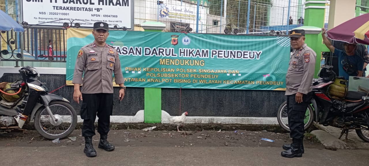 Polsek Singajaya Bersama Warga Pasang Spanduk Himbauan Anti Knalpot Bising, Miras & Narkoba