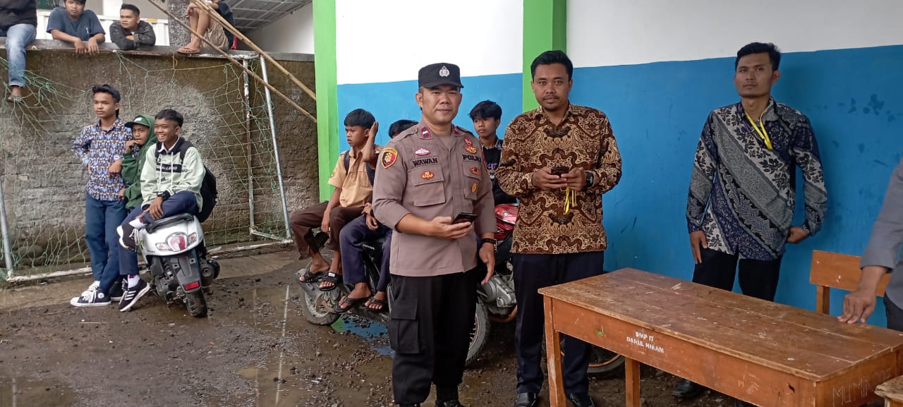 Polsek Singajaya Bersama Warga Pasang Spanduk Himbauan Anti Knalpot Bising, Miras & Narkoba1