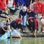 Restocking Ikan Ecoriparian Tjimanoek, Bupati Indramayu Tebar Benih Ikan